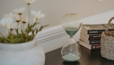 free-photo-of-elegant-interior-scene-with-hourglass-and-books